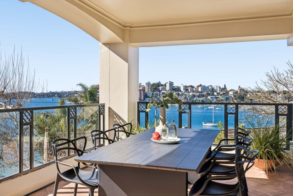 3/8 Carthona Avenue