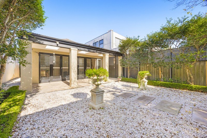 12 Roe St